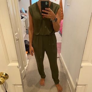 Green jumper with zipper accents and pockets